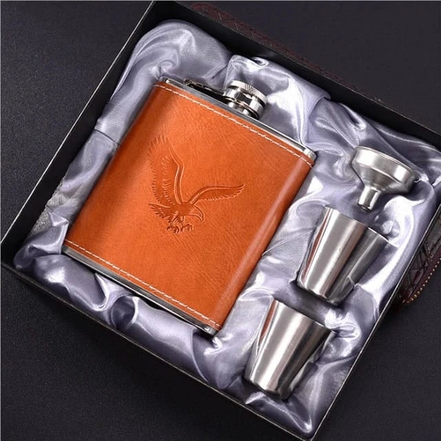 Whiskey flask gift set