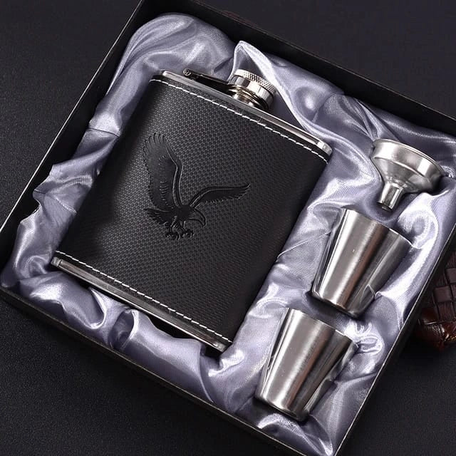 Whiskey flask gift set