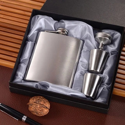 Whiskey flask gift set