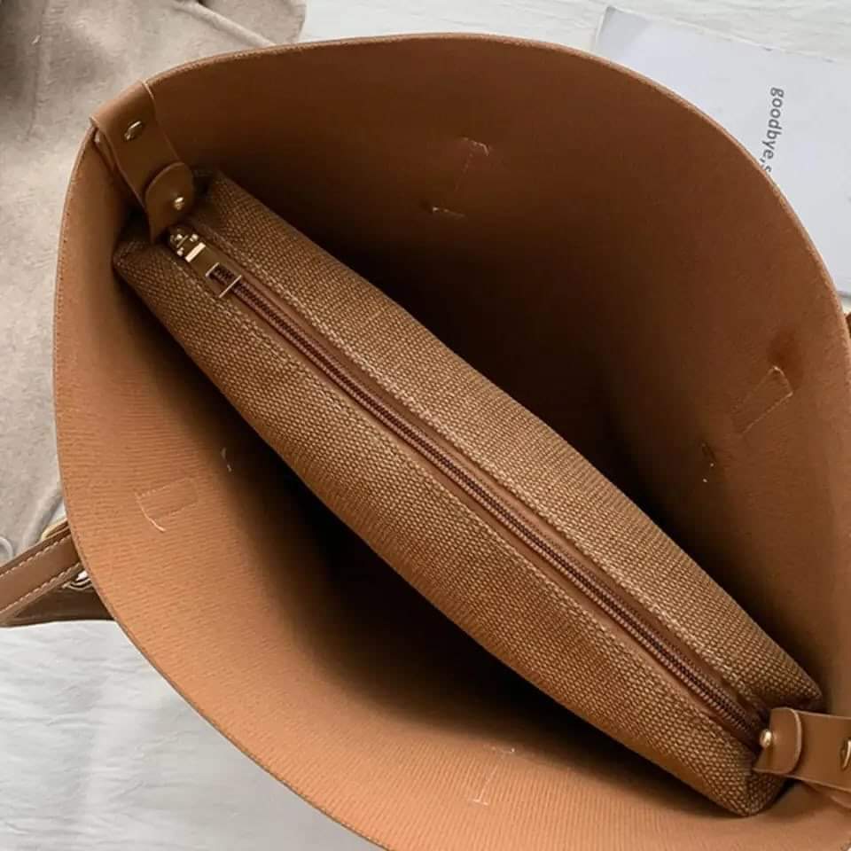 Minimalist tote with inside pouch