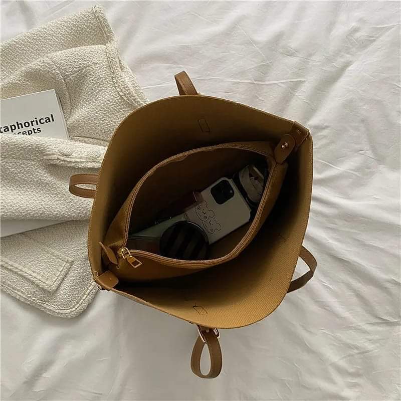 Minimalist tote with inside pouch