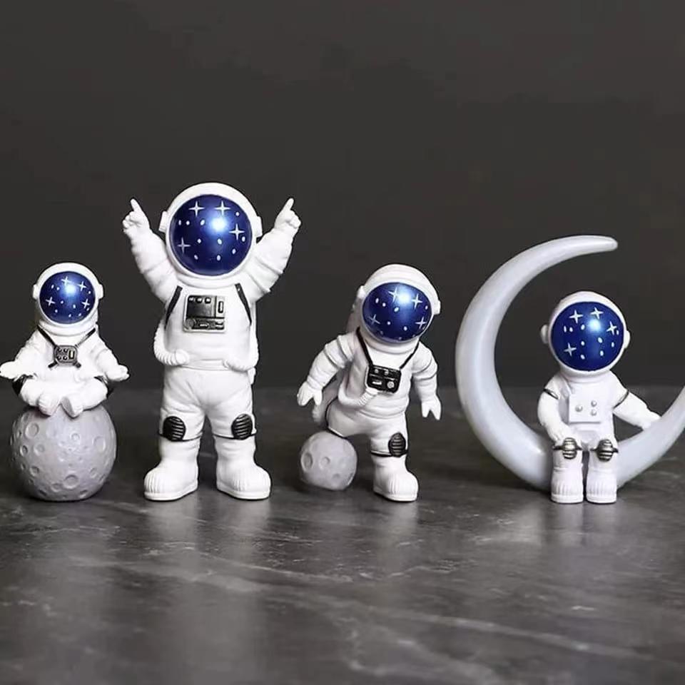 Astronaut Figure statue or Spaceman( 4 pc) - MASTER SUPPLIES