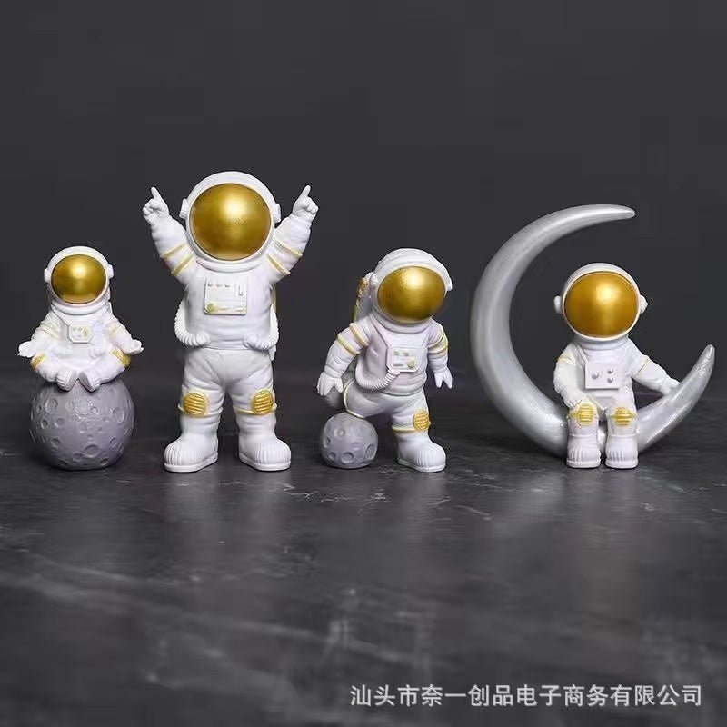 Astronaut Figure statue or Spaceman( 4 pc) - MASTER SUPPLIES