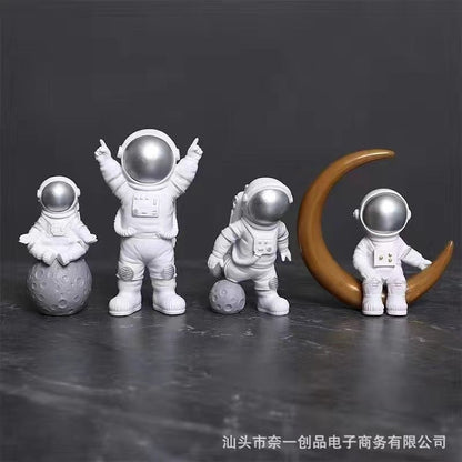 Astronaut Figure statue or Spaceman( 4 pc) - MASTER SUPPLIES